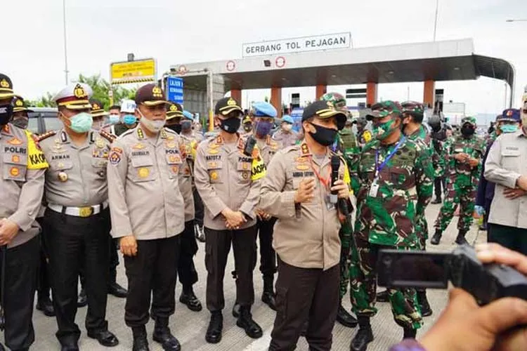 Kapolda Jawa Tengah Irjen Pol Drs Ahmad Luthfi bersama Pangdam IV/Diponegoro Mayjen TNI Mochamad Effendi melakukan pengecekan di pos pantau terpadu Tol Pejagan, Kabupaten Brebes, Kamis (21/5/2020).(dok)