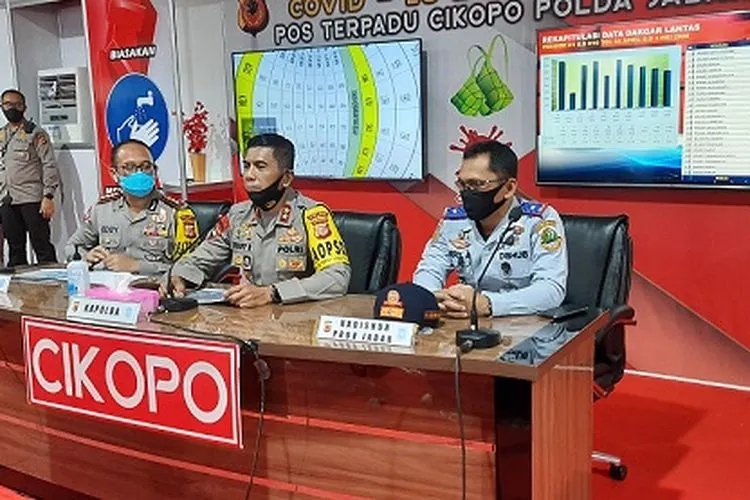 Kapolda Jawa Barat Irjen Pol. Rudy Sufahriadi (tengah) saat konferensi pers di Pos Polisi Cikopo Purwakarta (Ayopurwakarta.com/