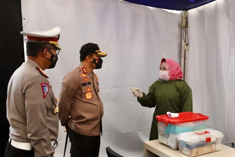 Kapolda Jateng Irjen Pol Ahmad Luthfi saat mengecek pos pam dan rest area jalan tol yang dilengkapi dengan rapid test antigen, Selasa (22/12/2020). (dok Humas Polda Jateng)