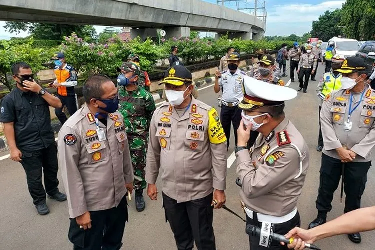 Kapolda Metro Jaya, Irjen Nana Sujana (tengah), memantau pelaksanaan PSBB hari kedua di check point aparat gabungan di kawasan Pasar Jumat, Jakarta Selatan. Pos pemeriksaan Pasar Jumat terletak di wilayah perbatasan antara Jakarta Selatan dengan Kota Tangerang Selatan, Banten. (Twitter TMCPoldaMetro)