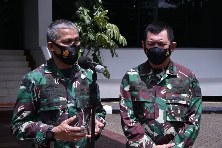 Kapuskes TNI Mayjen TNI Dr dr Tugas Ratmono (kiri) dan Kapuspen TNI Mayjen TNI Achmad Riad. (dok Puspen TNI)