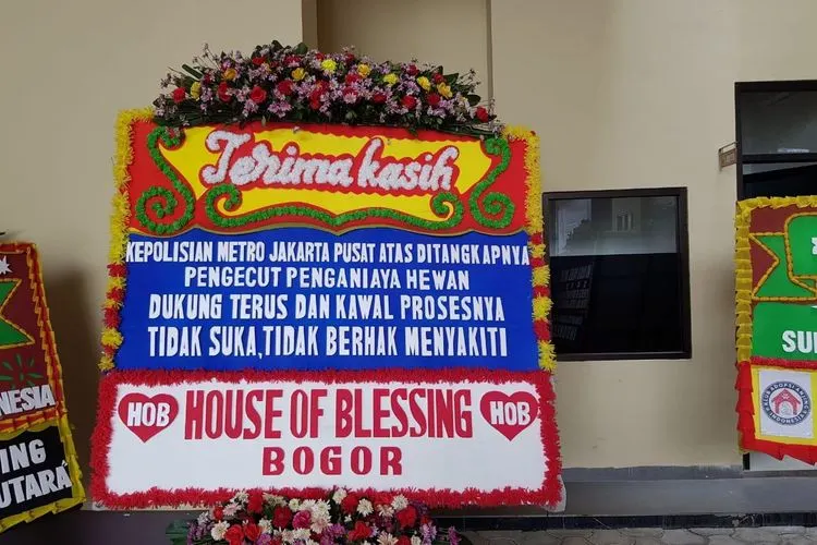 Karangan bunga dukungan untuk Polres Metro Jakarat Pusat/Istimewa
