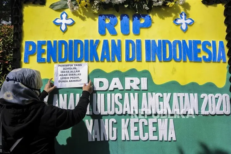 Orang tua siswa memasang kertas pada karangan bunga yang terpasang di depan Balai Kota Jakarta, Senin (6/7). Karangan bunga itu merupakan bentuk simbolik kekecewaan dari para orang tua siswa terkait proses Pendaftaran Peserta Didik Baru (PPDB) DKI Jakarta yang dinilai tidak adil. Republika/Putra M. Akbar  Foto: Republika/Putra M. Akbar