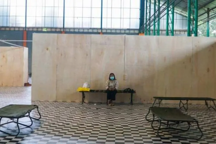 Ristiana, penghuni pertama tempat karantina massal di GOR Satria Purwokerto, Selasa (28/4/2020). [Suara.com/Anang Firmansyah]