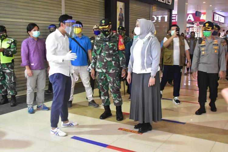 Tim Gugus Tugas Covid-19 saat melakukan sidak ke mal di wilayah Karawang.