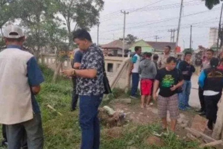 Lokasi penemuan mayat bayi di Jalan Raya Inspeksi Kalimalang, Desa Cibatu, Kabupaten Bekasi (Antara)
