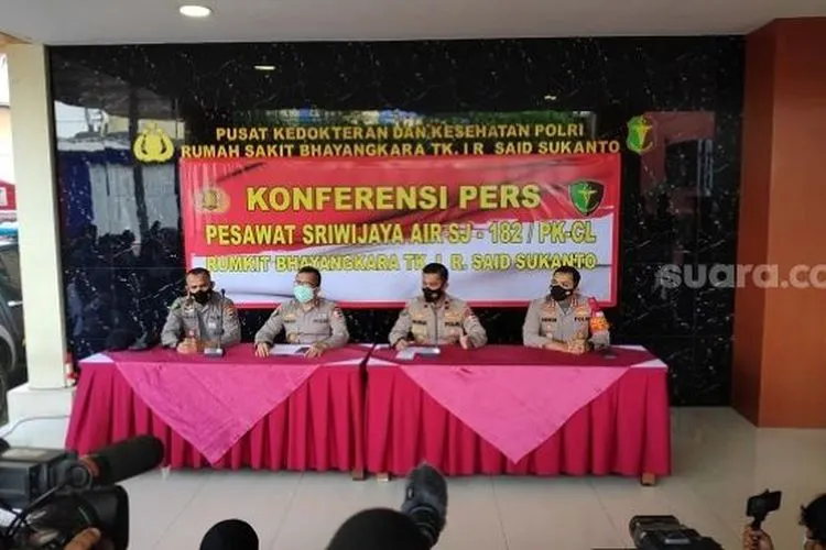 Karopenmas Divisi Humas Polri, Brigjen Rusdi Hartono di RS Polri, Kramat Jati, Jakarta Timur, Senin (11/1/2021) saat memberikan keterangan terkait pencarian korban pesawat Sriwijaya Air. (Suara.com/Bagaskara)