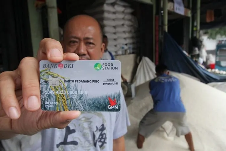 Guna meningkatkan pelayanan kepada pedagang beras di Pasar Induk Beras Cipinang (PIBC) dan mendukung Food Station Tjipinang, Bank DKI meluncurkan Kartu Pedagang khusus untuk Pedagang Pasar Induk Beras Cipinang.  (Bank DKI/Humas)