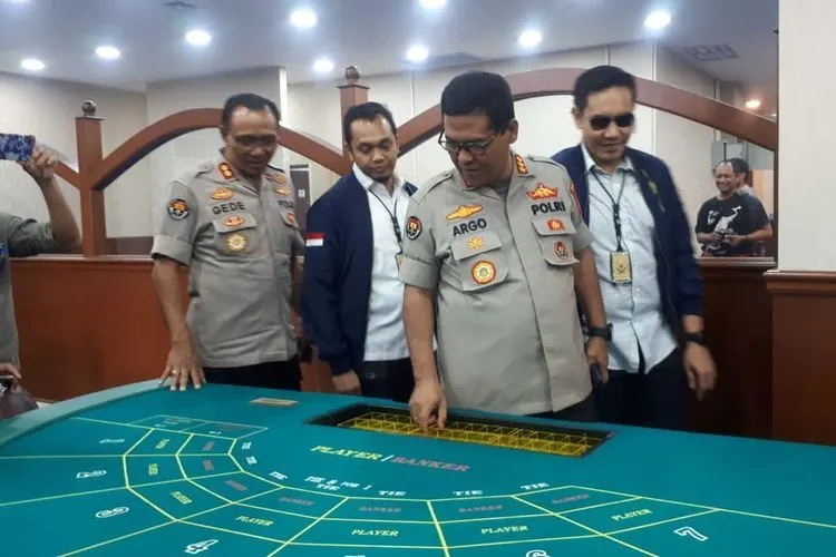 Kabid Humas Polda Metro Kombes Argo Yuwono dalam jumpa pers di Apartemen Robinson, Selasa (8/10/2019)/Kompas