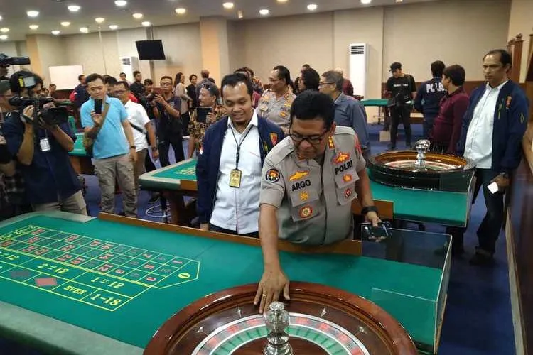 Suasana penggerebekan kasino di Apartemen Robinson Jakarta Utara/Berita Satu