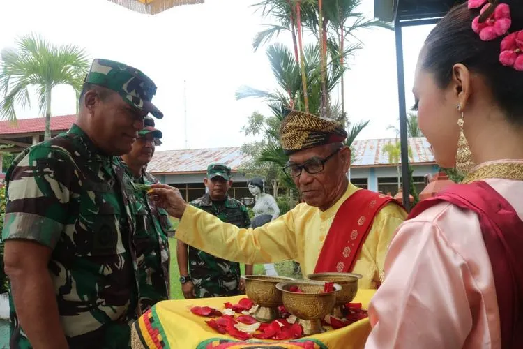 Kepala Staf Umum (Kasum) TNI Letjen TNI Joni Suprianto ketika disambut di Pulau Sebatik, Kalimantan Utara (Kabidpenum Puspen TNI, Kolonel Sus Taibur Rahman)