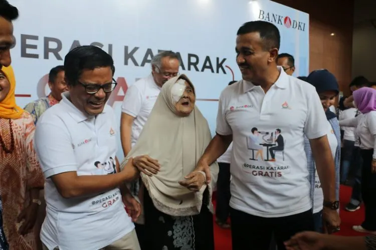 Wali Kota Jaktim M Anwar bersama peserta operasi katarak dalam Bakti Sosial Operasi Katarak kerja sama RSUD Budi Asih dan Bank DKI (timur.jakarta.go.id)