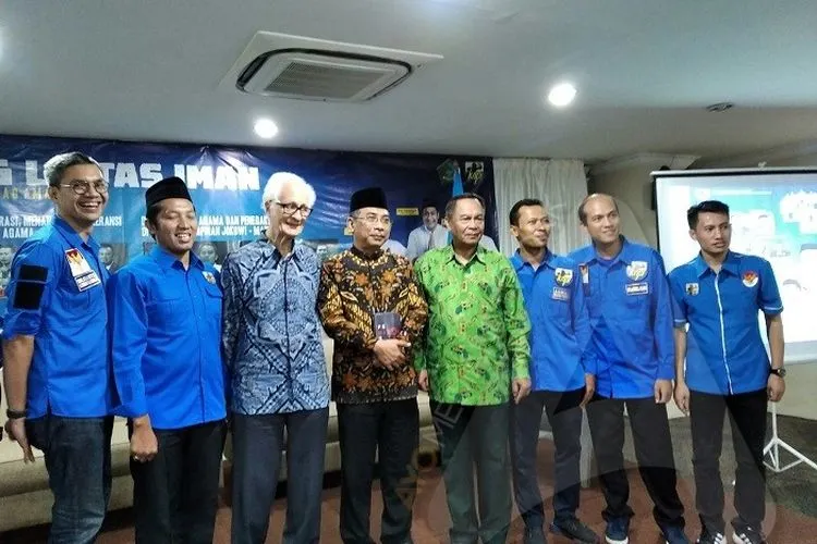 Katib Aam PBNU, KH Yahya Cholil Staquf bersama Romo Magnis Suseno dan penyelenggara dialog lintas iman (Ayojakarta.com/Dhika Alam Noor)