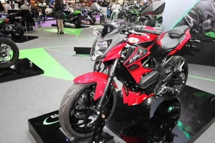 Kawasaki Ninja 250 dalam sebuah pameran di Bangkok, Thailand. [Shutterstock]