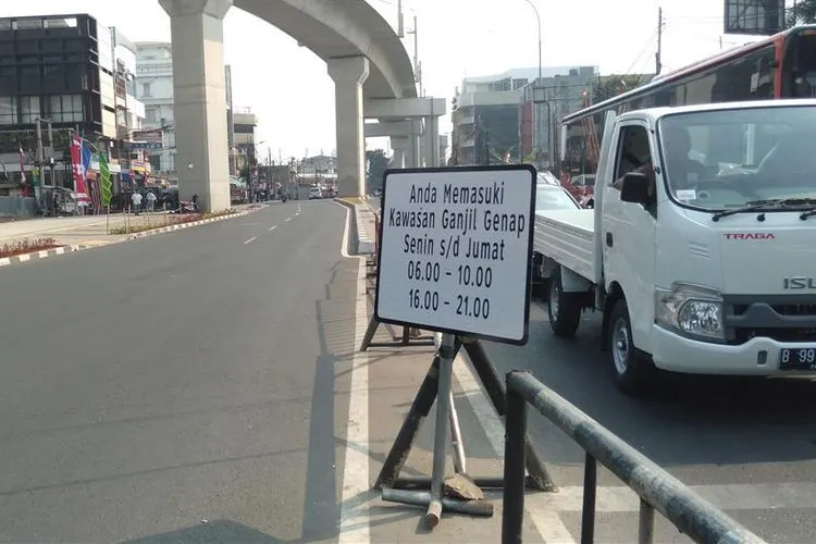 Kebijakan aturan Ganjil Genap di kawasan Fatmawati, Jakarta Selatan. (Kompas.com - Walda Marison)