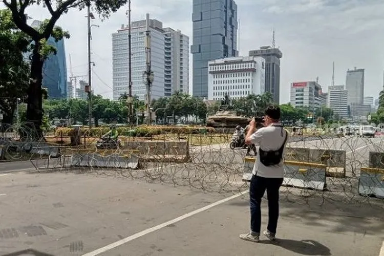 Kawat berduri sudah dibentangkan di Jalan Medan Merdeka Barat untuk mengatisipasi aksi demo/ Suara.com
