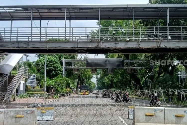 Kawat berduri disiapkan untuk mengamankan aksi menolak UU Cipta Kerja di Istana Kepresidenan/ Suara.com