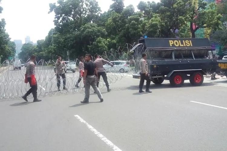 Polisi pasang kawat berduri di Jalan Medan Merdeka Barat/Kumparan
