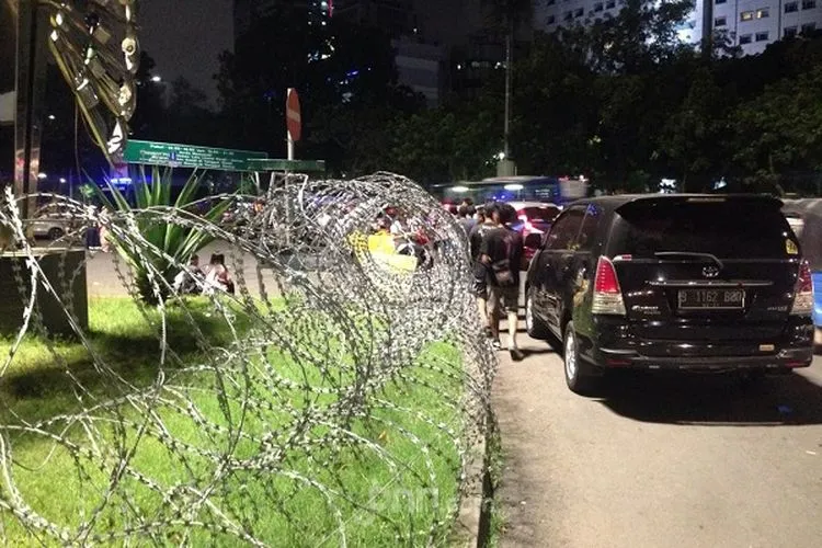 Kawat berduri dipasang di depan Istana Negara jelang Reuni Akbar 212. (JPNN-Elfany Kurniawan)