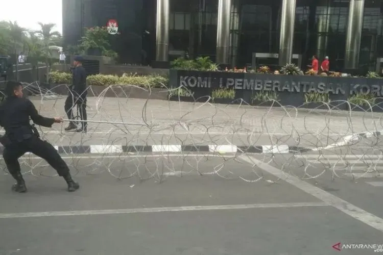 Polisi memasang kawat berduri di depan gedung KPK, Jakarta, Senin (23/9/2019)/Antara