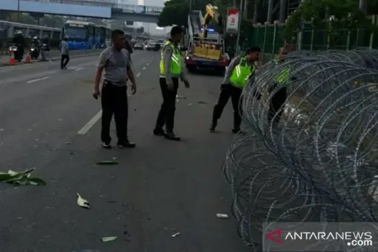 Polisi memasang kawat berduri untuk pengamanan unjuk rasa mahasiswa di depan Gedung MPR/DPR/DPD RI, Senayan, Jakarta Pusat, Selasa (24/9/2019)/Antara