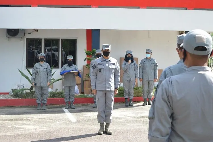 Kepala Kantor Kamla Zona Maritim Barat Laksma Bakamla Yeheskiel Katiandagho memimpin apel perdana di lapangan apel Kantor Kamla Zona Maritim Barat (Humas Bakamla)