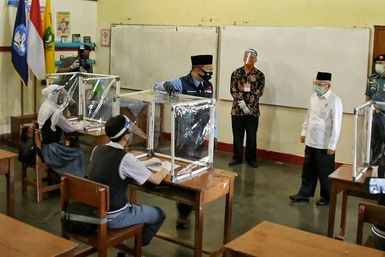 [ilustrasi] Gubernur Jawa Barat (Jabar) Ridwan Kamil saat dampingi Wakil Presiden (Wapres) RI Ma'ruf Amin dan Menteri Pendidikan dan Kebudayaan Nadiem Makarim tinjau persiapan Jabar gelar kegiatan belajar mengajar (KBM) tatap muka pada 13 Juli 2020 di SMA Negeri 4 Kota Sukabumi, Rabu (8/7/2020). (Dok Humas Pemprov Jabar)