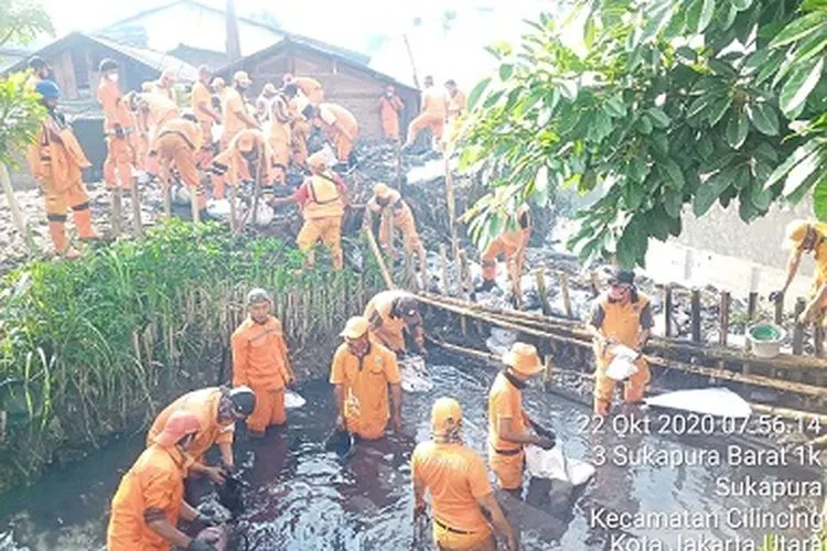 Kelurahan Sukapura bersama Kelurahan Pegangsaan Dua, Sudin SDA Jakut Unit Pelaksana Kebersihan Badan Air berkolaborasi melakukan gerebek lumpur dan sampah di Kali Cakung Lama/dok: utara.jakarta.go.id