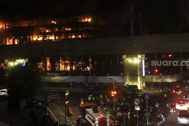 Suasana Gedung Kejaksaan Agung Republik Indonesia yang terbakar di Jakarta, Sabtu (22/8/2020). [Suara.com/Angga Budhiyanto]