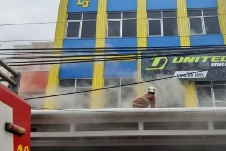 Petugas damkar tengah berusaha memadakam api yang membakar toko sepeda di Kecamatan Curug, Kabupaten Tangerang, Rabu (10/2/2021) pagi. [Foto: Bantennews.co.id]