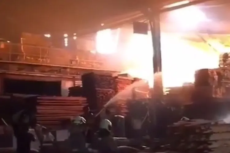 Kebakaran di pabrik mebel PT Wintrad Jaya di kawasan Cakung, Jakarta Timur, Minggu (9/8/2020)/ instagram @info_jakartatimur
