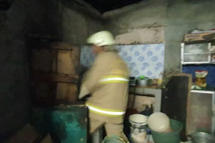 Petugas damkar di lokasi kebakaran di Lubang Buaya, Cipayung, Jakarta Timur (Beritajakarta.id/Nurito)
