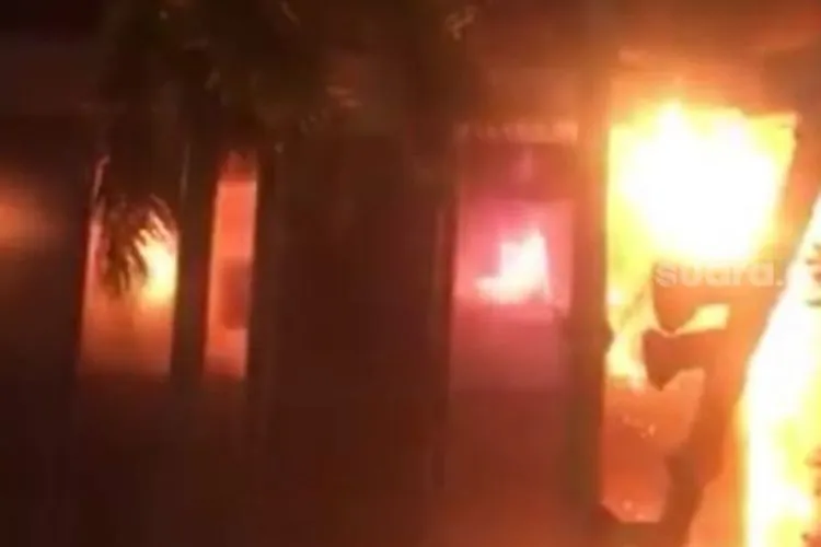 Gedung Kejaksaan Agung RI di Kebayoran Baru, Jakarta Selatan, dilalap si jago merah pada Jumat (22/8/2020) malam ini. Api membesar dan mulai merambat ke bagian bangunan. [Suara.com/Bagaskara Isdiansyah]