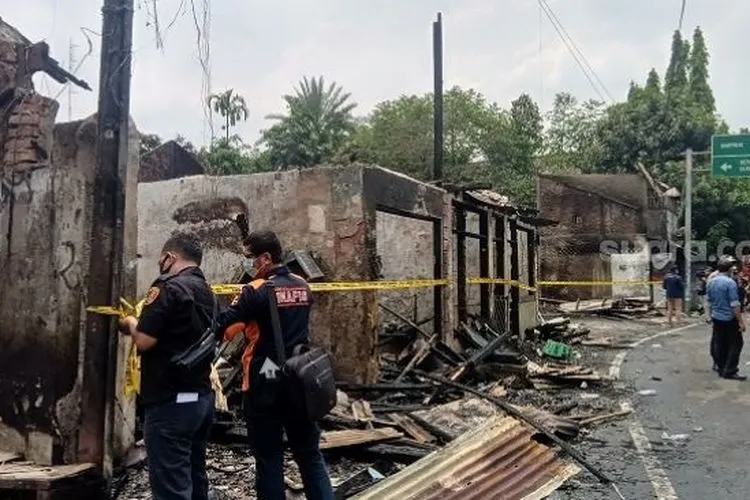 Kebakaran menghanguskan pemukiman padat di Jalan Simprug Golf RT 10 RW 08, Kelurahan Grogol Selatan, Kebayoran Lama, Jakarta Selatan, Senin (26/10/2020). Setidaknya, ada 60 jiwa dari 25 kepala keluaga (KK) yang terdampak. Mereka harus diungsikan sementara/ Suara.com