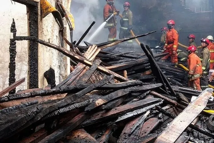 Sisa bangunan kebakaran di Kelurahan Kalibaru, Cilincing, Jakarta Utara yang terjadi 20 September silam/ instagram: humasjakfire