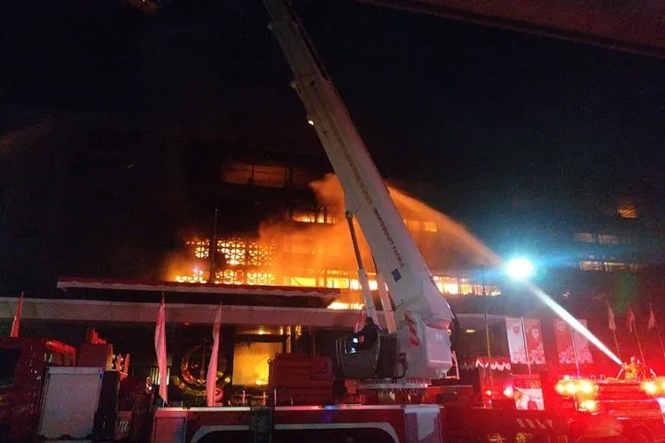 Suasana pemadaman kebakaran yang melanda gedung Kejaksaan Agung, Sabtu 22 Agustus 2020/twitter @bangariza