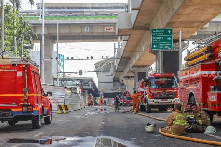 Para petugas Damkar DKI masih bersiaga di Gedung Utama Kejaksaan Agung RI di Jalan Sultan Hasanuddin, Jakarta Selatan, Minggu (23/8). [Suara.com/Alfian Winanto]