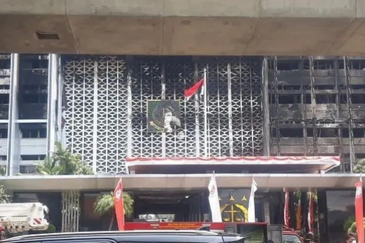 Penampakan bendera Merah Putih turut terbakar di Kejaksaan Agung. (Suara.com/Novian Ardiansyah)
