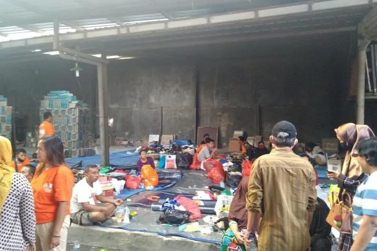 Warga korban kebakaran di RT 05 RW 10, Kelurahan Pademangan Barat berada di tempat pengungsian gudang keramik pada Senin (10/8/2020).  Foto: Muhamad Ubaidillah