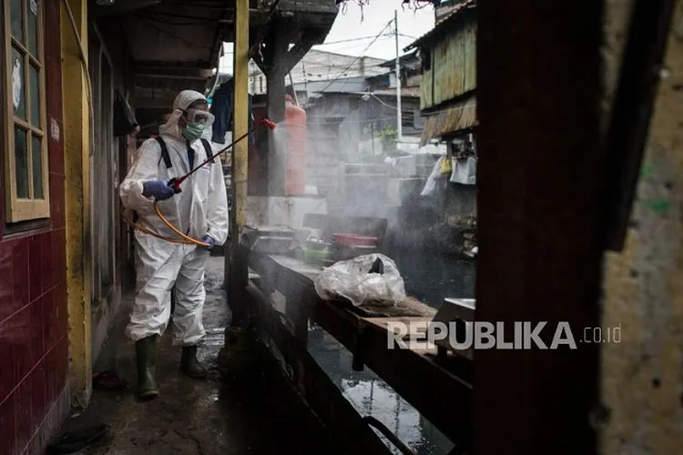 Sebagai ilustrasi, Petugas Palang Merah Indonesia (PMI) Jakarta Pusat menyemprotkan cairan disinfektan di pemukiman Kebon Melati, Jakpus.  Foto: Thoudy Badai/Republika