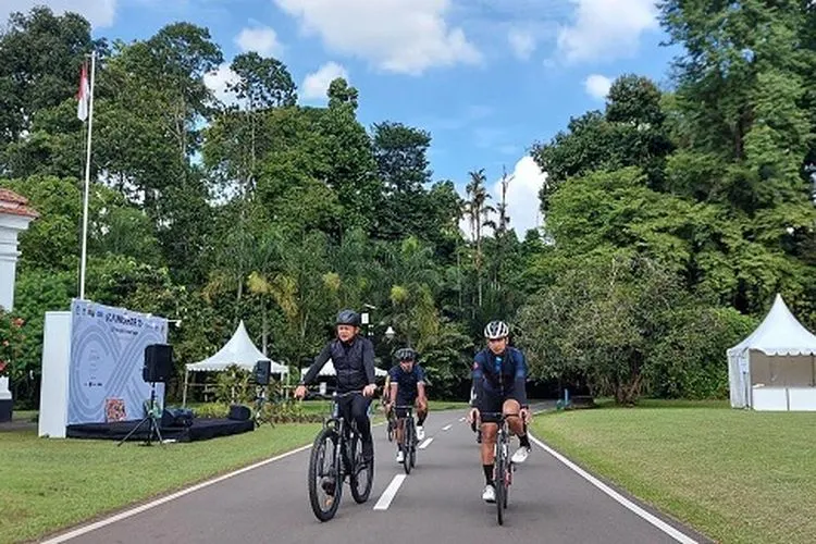Wali Kota Bogor, Bima Arya saat gowes di Kebun Raya Bogor. (dok)