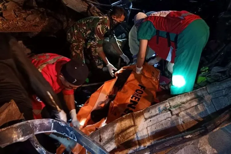 Proses evakuasi korban kecelakaan truk di Jalan Raya Sukabumi Desa Songgom Kecamatan Gekbrong, Sabtu (18/4/2020) dini hari. (Istimewa)