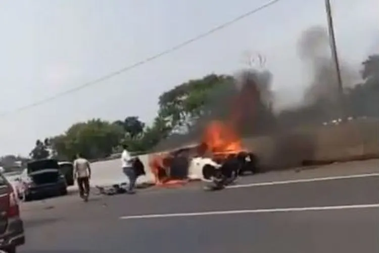 Tangkapan layar dari video amatir warga yang melintas di lokasi kecelakaan Wakil Jaksa Agung, Arminsyah, di Tol Jagorawi. (Twitter)