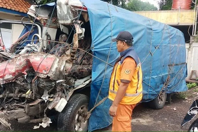 Salah satu bangkai kendaraan terlibat tabrakan beruntung di Tol Cipali. (dok)