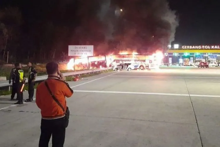 Bus terbakar di dekat gerbang tol Kalikangkung Semarang, Sabtu (28/12). Dok Damkar Kota Semaran
