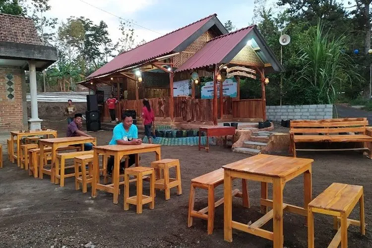 Kedai Lamor Coffee di lereng Gunung Kelud (LAZ Al Azhar)