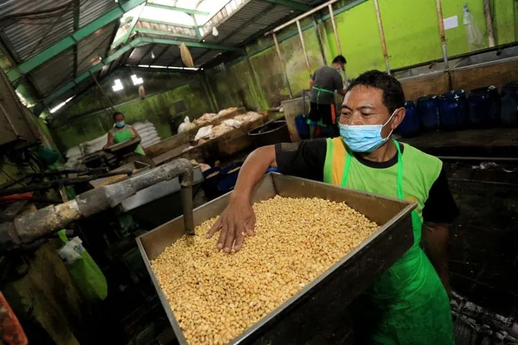 Pekerja mengolah kedelai di Cibuntu, Senin (4/1/2021). (dok. Humas Setda Kota Bandung)