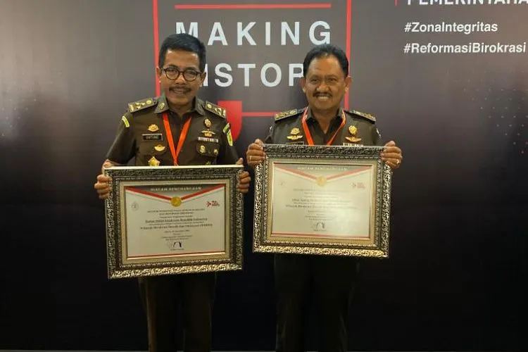 Jaksa Agung Muda Bidang Pidana Khusus (Jampidsus), M. Adi Toegarisman dan Kepala Badan Pendidikan dan Pelatihan Kejaksaan (Kabandiklat) Setia Untung Arimuladi menerima penghargaan Zona Integritas Menuju Wilayah Birokrasi Bersih dan Melayani (WBBM) yang diserahkan Wakil Presiden Maruf Amin di Jakarta, Selasa (10/12/2019)