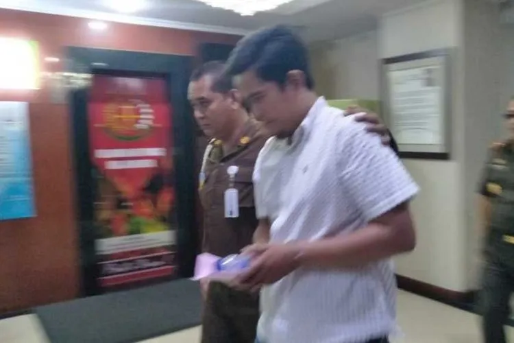 Kejati DKI Jakarta menahan mantan manajer BRI berinisial FSH yang berstatus tersangka kasus dugaan penyalahgunaan wewenang dalam pengelolaan Kredit Modal Kerja (KMK) periode 2017-2018 yang mengakibatkan kerugian keuangan negara sebesar Rp 4,4 miliar/Antara