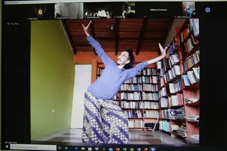 Kelas tari virtual melalui zoom KBRI Quito. (dok KBRI Quito)